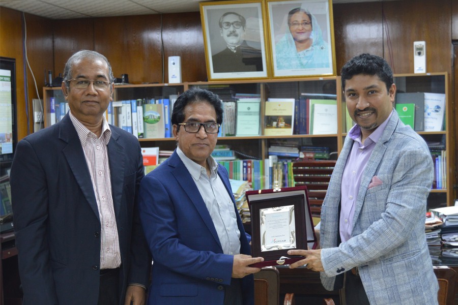 VCPEAB Chairman Shameem Ahsan presenting a crest to Md. Mossharaf Hossain Bhuiyan, Chairman, National Board of Revenue (NBR) at the NBR office. Secretary General Shawkat Hossain also seen.