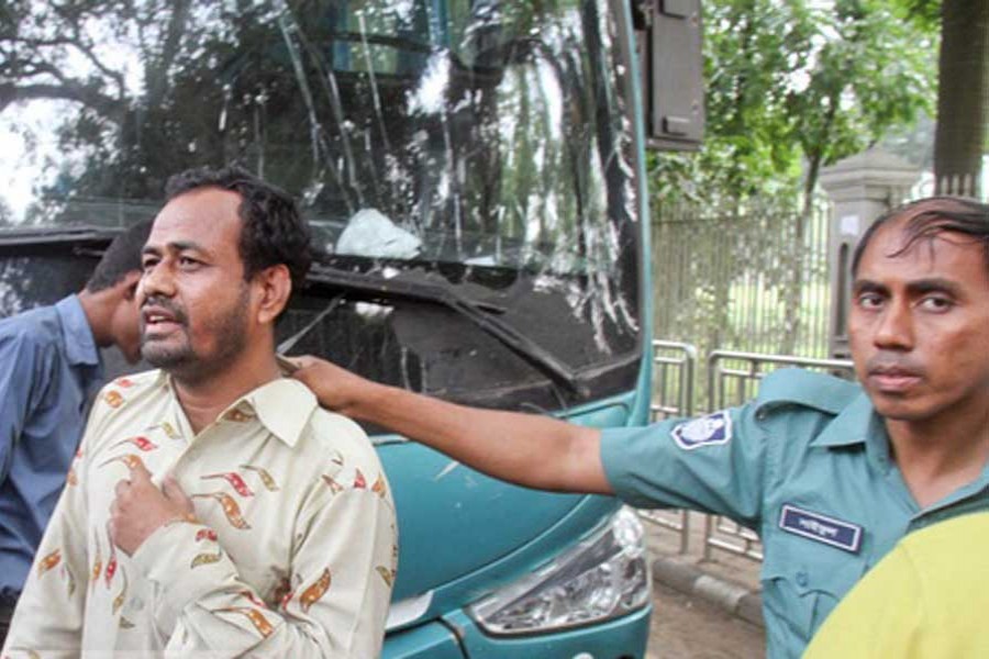 Another loses limb in bus accident on Dhaka flyover