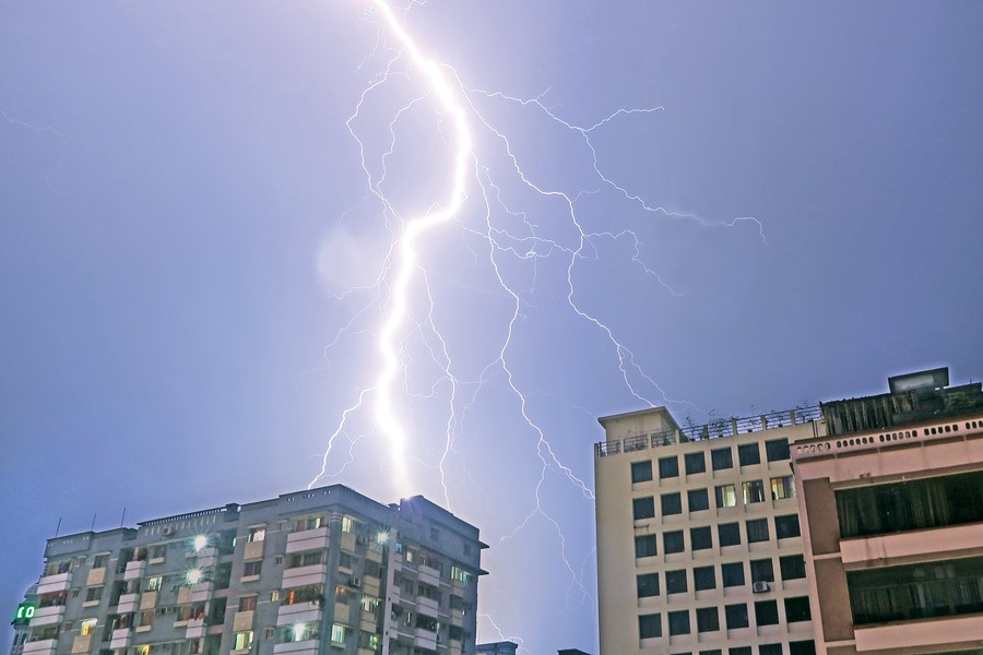 Lightning strikes kill  14 in dists