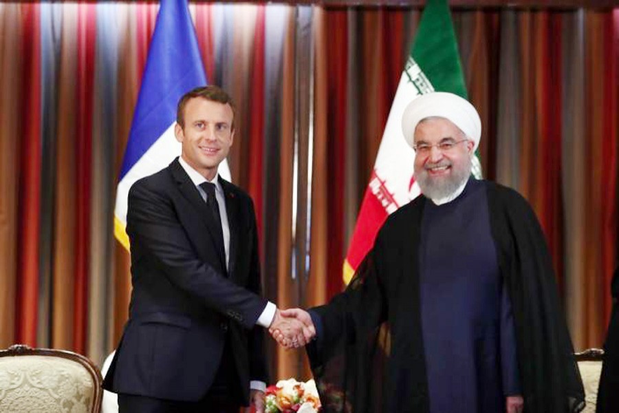 Emmanuel Macron (left) and Hassan Rouhani shaking hands