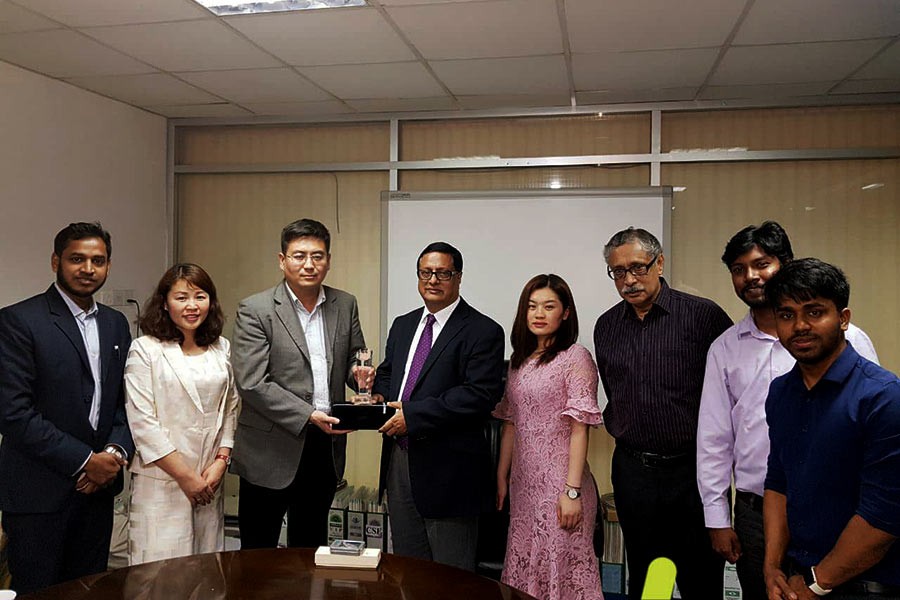 Founder and President of UODA Professor Mujib Khan receives a delegation of Shanxi University with a souvenir on behalf of the university.