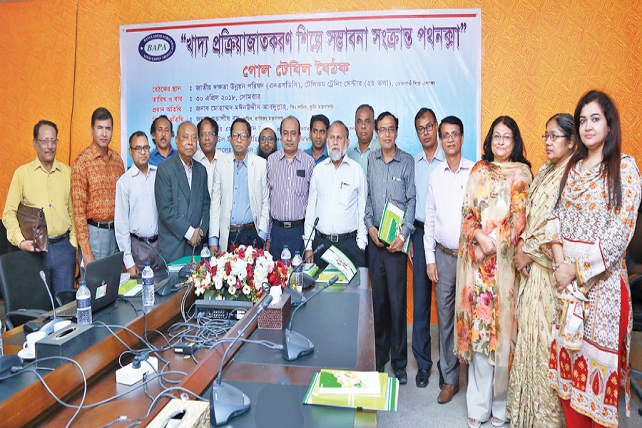 Participants posing for photograph at the Bangladesh Agro Processors' Association roundtable on ‘Roadmap for Promoting Food Processing in Bangladesh’ which was held in the city Monday — FE photo