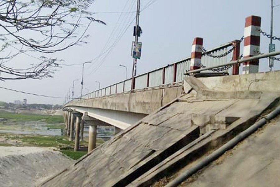 Third Bangladesh-China Friendship Bridge becomes vulnerable to heavy pressure of vehicles