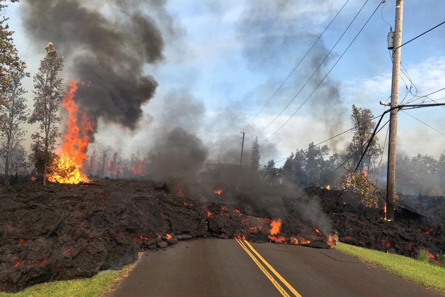 Lava advances along a street near a fissure in Leilani Estates, on Kilauea Volcano’s lower East Rift Zone, Hawaii, the US, May 5, 2018. Reuters.