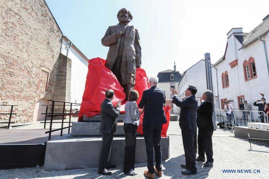 Guests unveil the Karl Marx statue during the unveiling ceremony of the Karl Marx statue in Trier, Germany, on May 05, 2018. A China-donated statue of German philosopher Karl Marx was unveiled on Saturday in his birth town on the 200th anniversary of his birth.  	—Photo: Xinhua