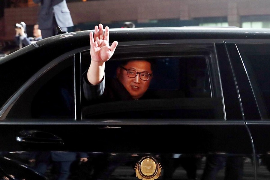 North Korean leader Kim Jong Un (inside a vehicle) bids farewell to South Korean President Moon Jae-in as he leaves after a farewell ceremony at the truce village of Panmunjom inside the demilitarised zone separating the two Koreas, South Korea, April 27, 2018. Korea Summit Press Pool/Pool via Reuters