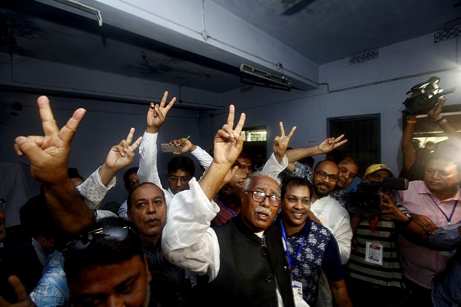 Awami League candidate Talukder Abdul Khalek showing victory sign after casting his votes at a centre in Khunla city on Tuesday. -Star Mail Photo