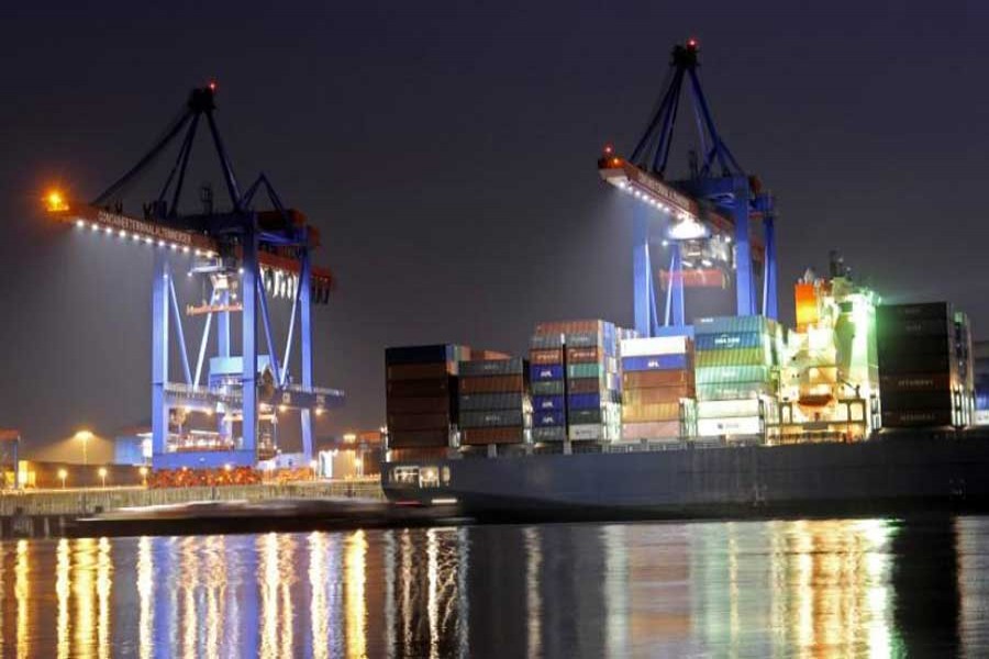 A containership is loaded at a terminal at the harbour in Hamburg, late March 30, 2011. Reuters/File Photo