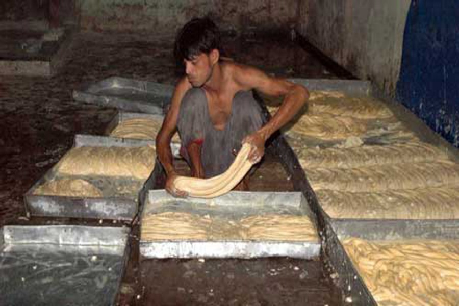 A labourer making vermicelli in a non-hygienic condition in BSCIC industrial estate in Rajshahi on Sunday 	— FE Photo