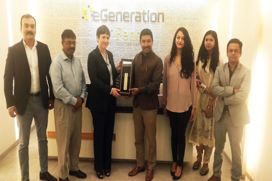 Wendy Jo Werner, country manager for Bangladesh, Bhutan and Nepal of IFC  receiving a memento from Shameem Ahsan, Chairman, eGeneration Group and General Partner, Fenox Venture Capital during her visit to eGeneration office in Dhaka