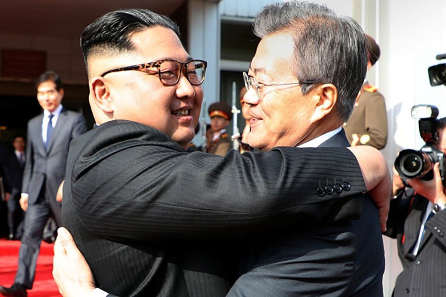 Kim, Moon hold surprise meeting