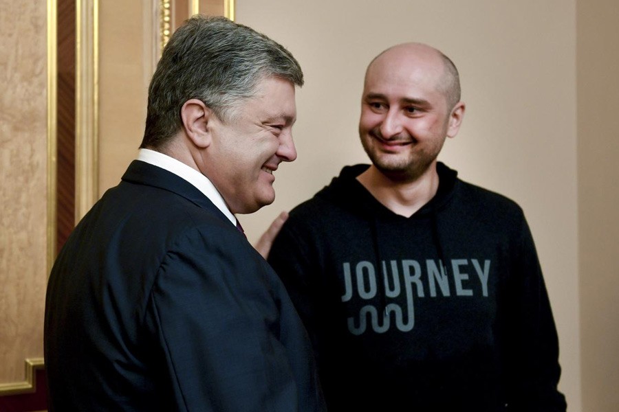 Ukrainian President Petro Poroshenko meets with Russian journalist Arkady Babchenko, who was declared murdered and then later turned up alive, in Kiev, Ukraine May 30, 2018. Reuters.