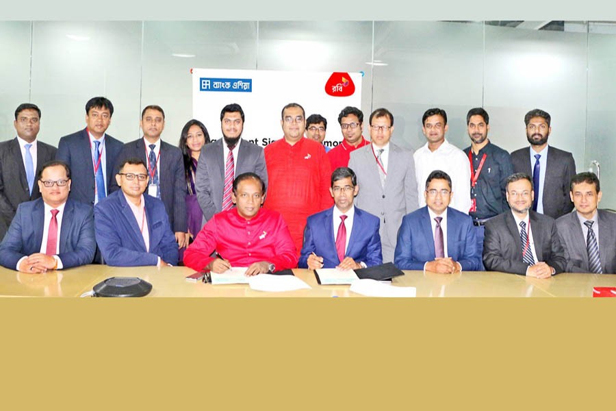 President and Managing Director of Bank Asia Md. Arfan Ali and Managing Director and CEO of Robi Mahtab Uddin Ahmed signing an MoU