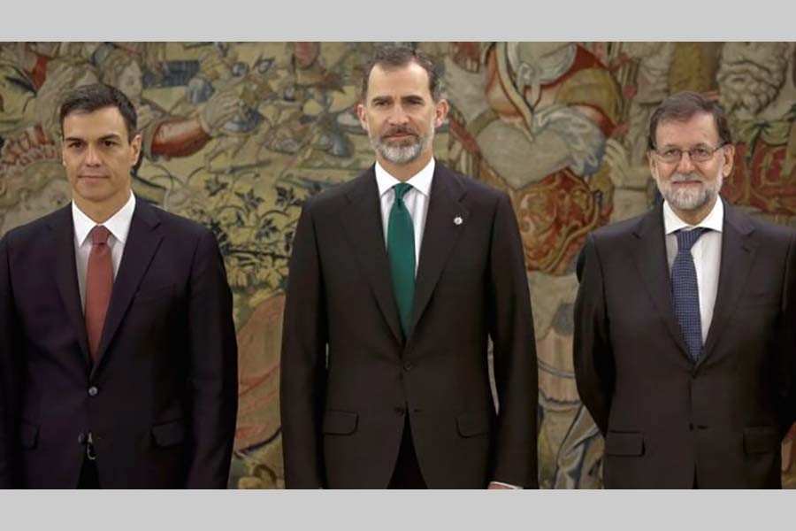 Spain's new Prime Minister Pedro Sanchez (left) alongside King Felipe VI and Mariano Rajoy (right)