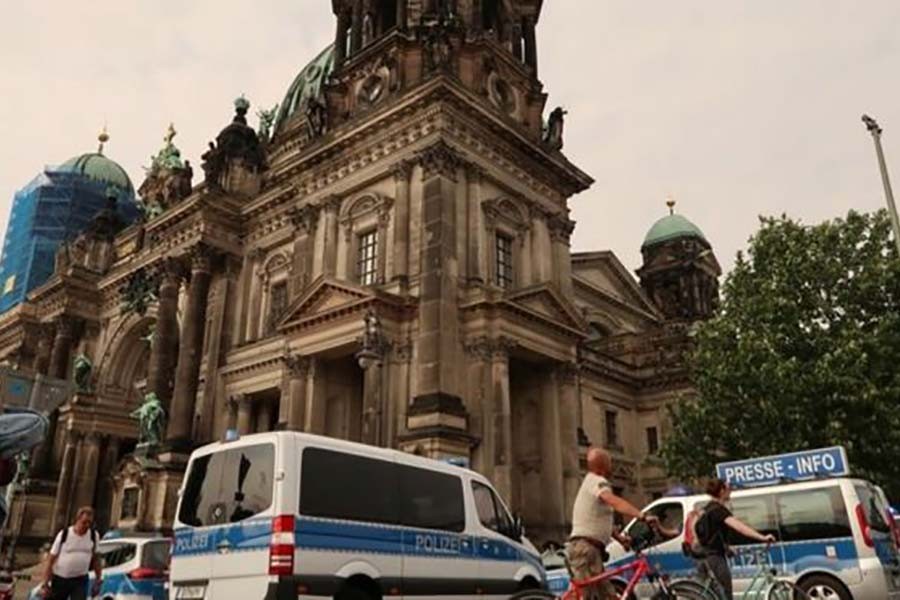 Police cordons Berlin Cathedral after shooting incident