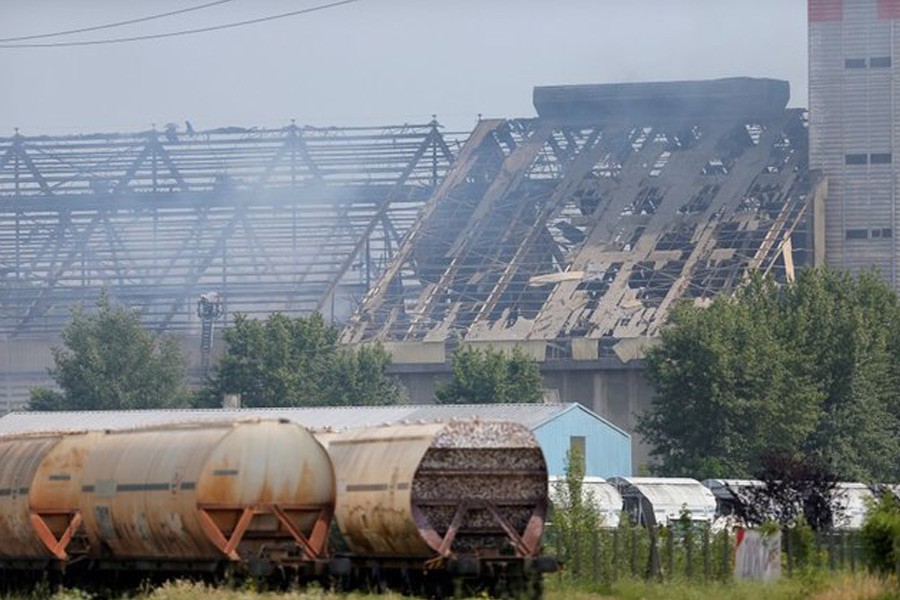 Smoke rises after an explosion at a grain silo that injured several people on the site of the company Silostra, located on the Rhine River port, in Strasbourg, France, June 6, 2018. Reuters.