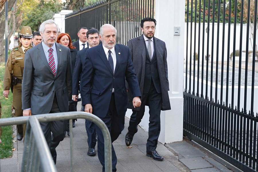 Chilean national prosecutor Jorge Abbott (C) arrive at a apostolic nunciature for a meeting with Special Vatican envoys archbishop Charles Scicluna and father Jordi Bertomeu in Santiago, Chile June 13, 2018. Reuters.