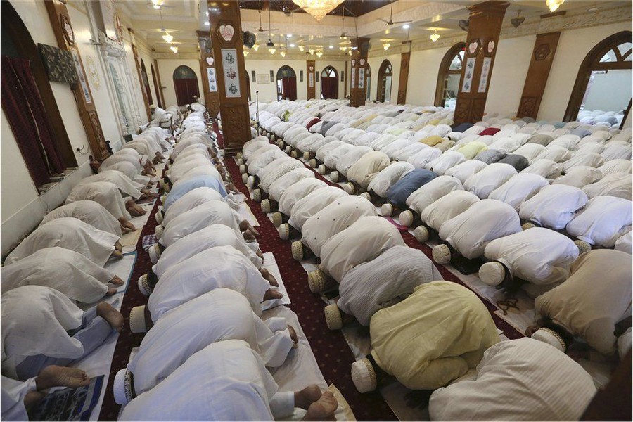 1.6b Muslims celebrating Eid across the world