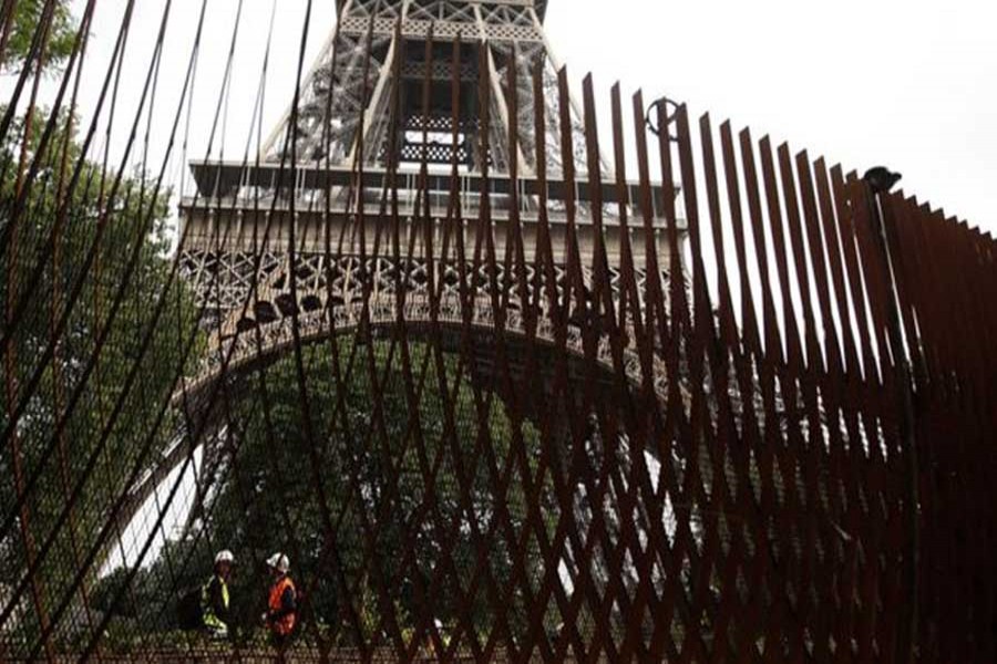Paris builds Eiffel Tower terror fence