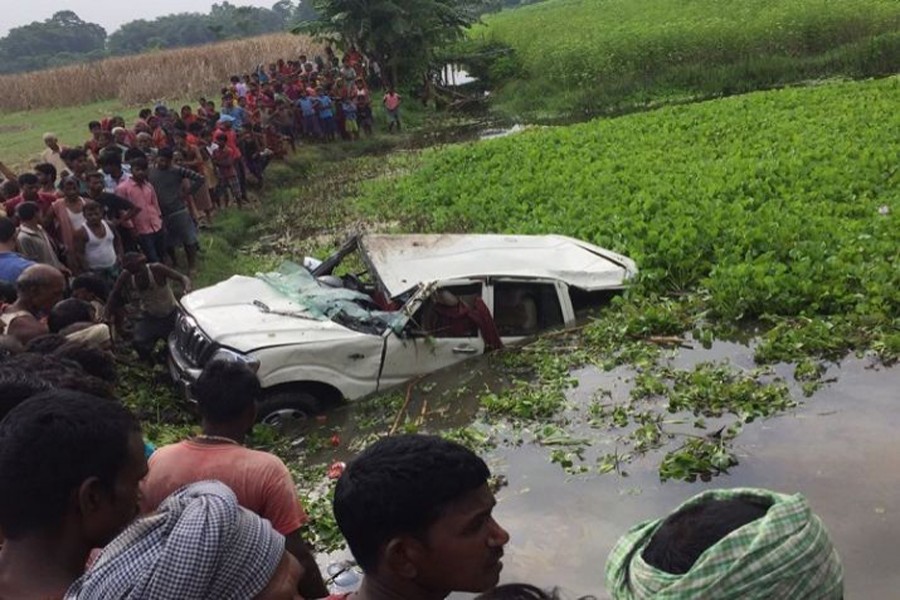 Locals said the driver of the vehicle was speeding when it hit a tree and crashed into a pond in Araria's Tarabadi area. Internet Photo