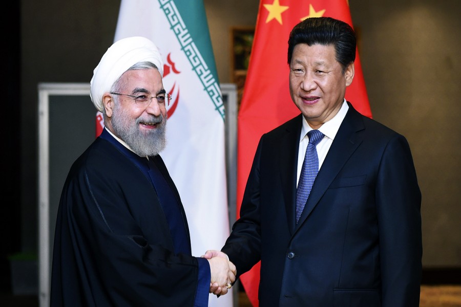 President Xi Jinping (right) meets his Iranian counterpart, Hassan Rouhani in Jakarta. Photo: Xinhua.