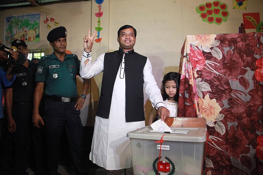 AL candidate Jahangir Alam showing victory sign after castic his vote