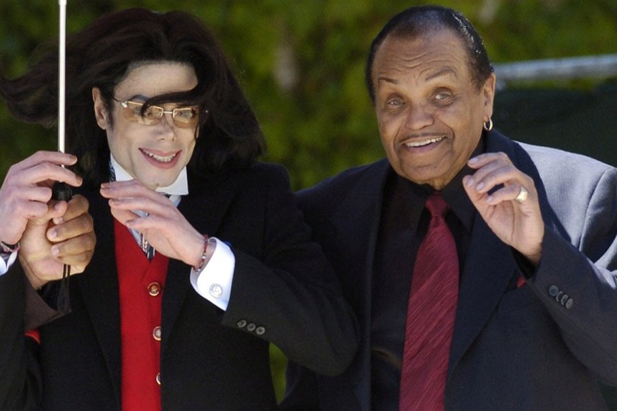 Joe Jackson (R) with his son Michael, had been in hospital for terminal cancer - Reuters photo