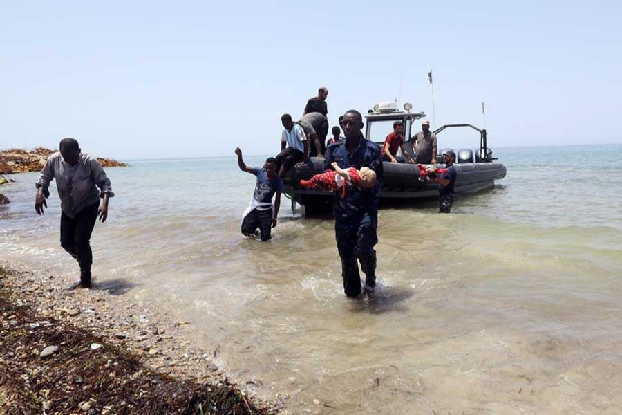 100 migrants die as boat capsizes off Libya