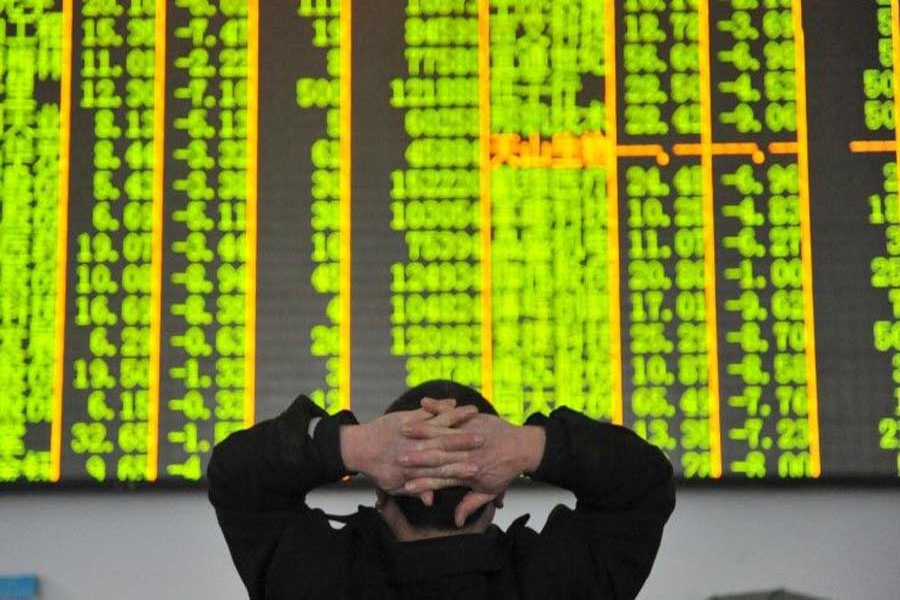 An investor looks at an electronic screen at a brokerage house in Hangzhou, Zhejiang province, January 26, 2016. Reuters/China Daily