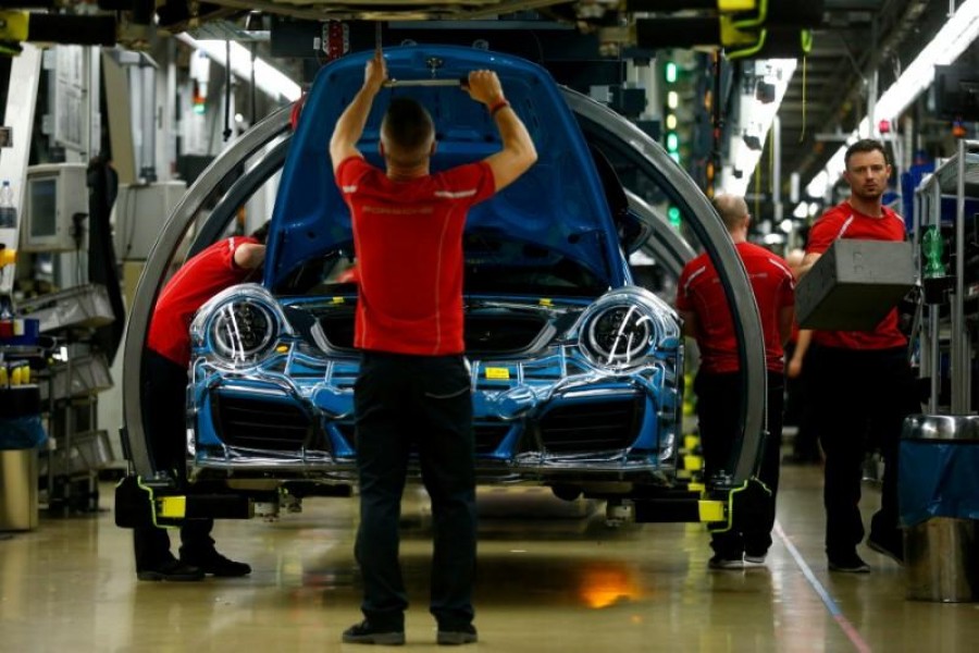 Employees of German car manufacturer Porsche assemble sports cars at the Porsche factory in Stuttgart-Zuffenhausen, Germany, January 26, 2018. Reuters/File Photo