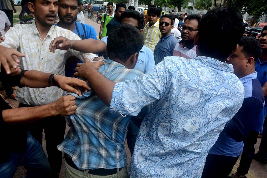 Some quota reform protesters are facing attack at Central Shaheed Minar area in Dhaka on Monday. -Focus Bangla Photo