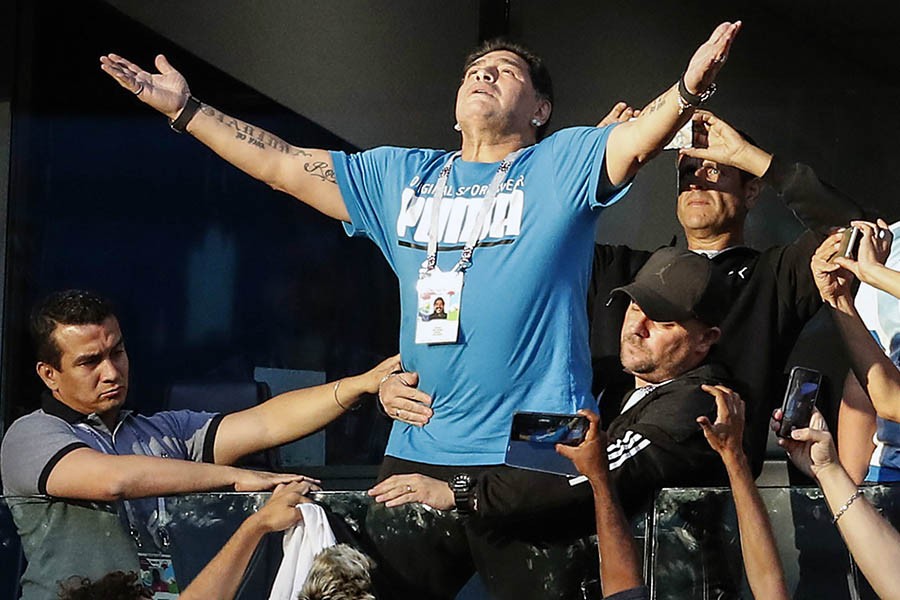 Maradona offers to manage Argentina for free