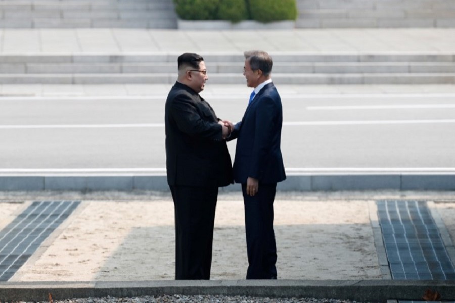 South Korean President Moon Jae-in and North Korean leader Kim Jong Un meet in the truce village of Panmunjom inside the demilitarized zone separating the two Koreas, South Korea, April 27, 2018. Reuters