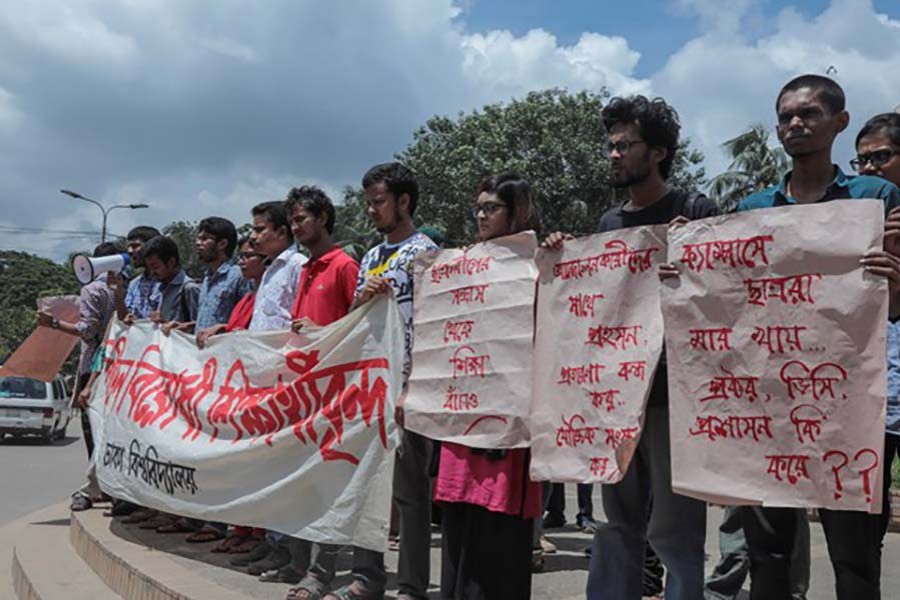 DU students form human chain demanding proctor’s resignation