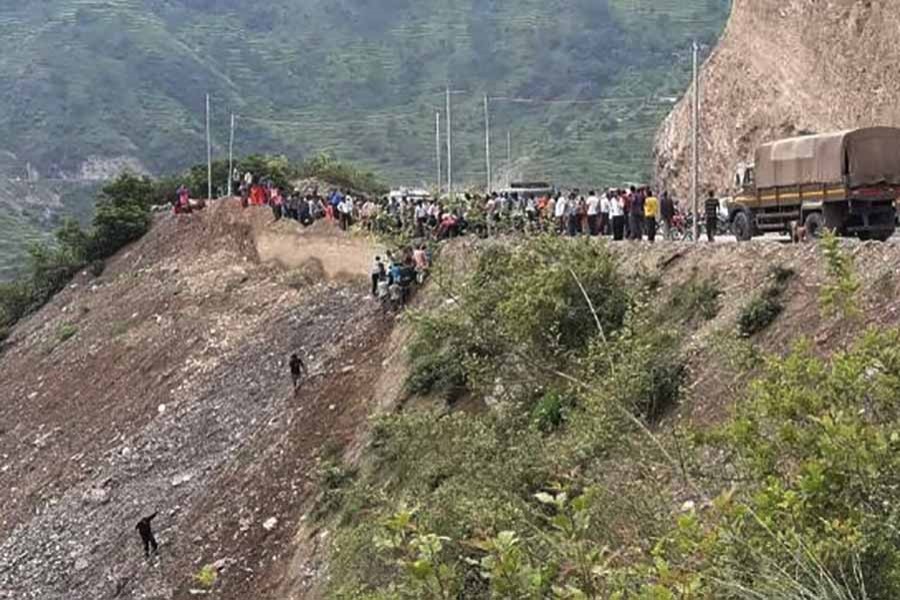 10 die as bus falls into gorge in India