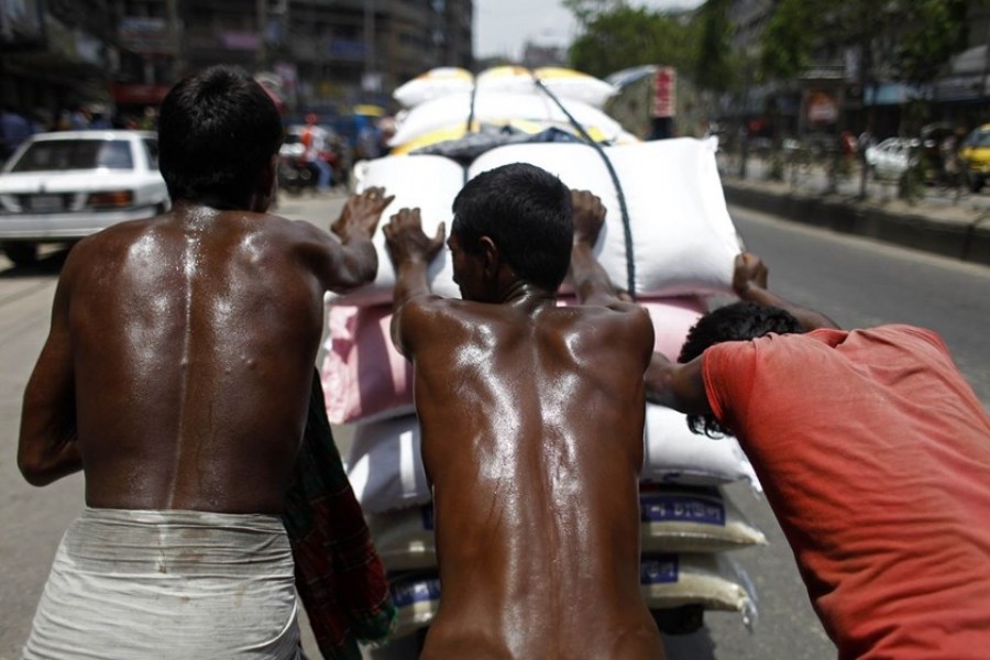 Dhaka feels the heat as city records highest temperature Thursday