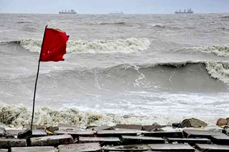 Met office asks ports to hoist signal three