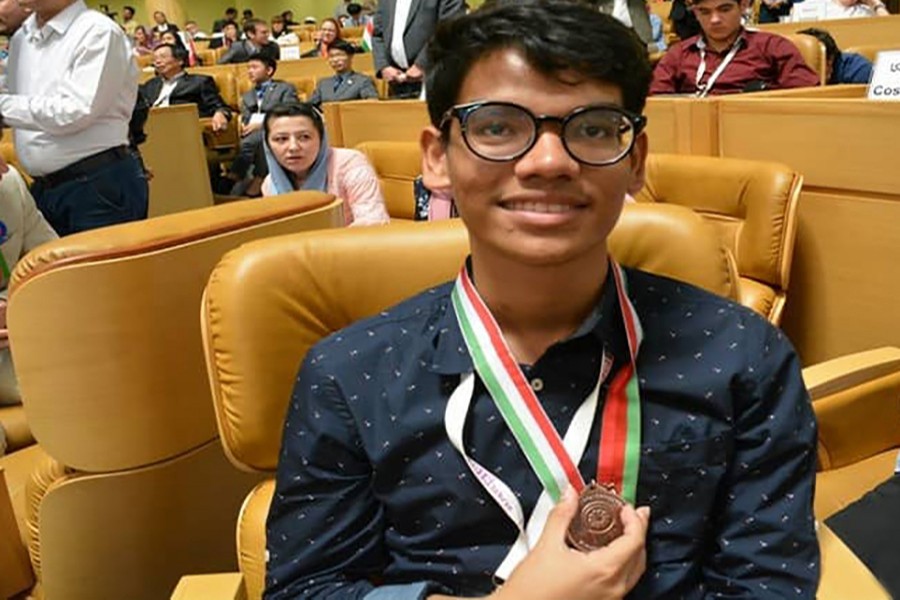 Auddithio Nag holding his Bronze medal in the 29th International Biology Olympiad held in Iran