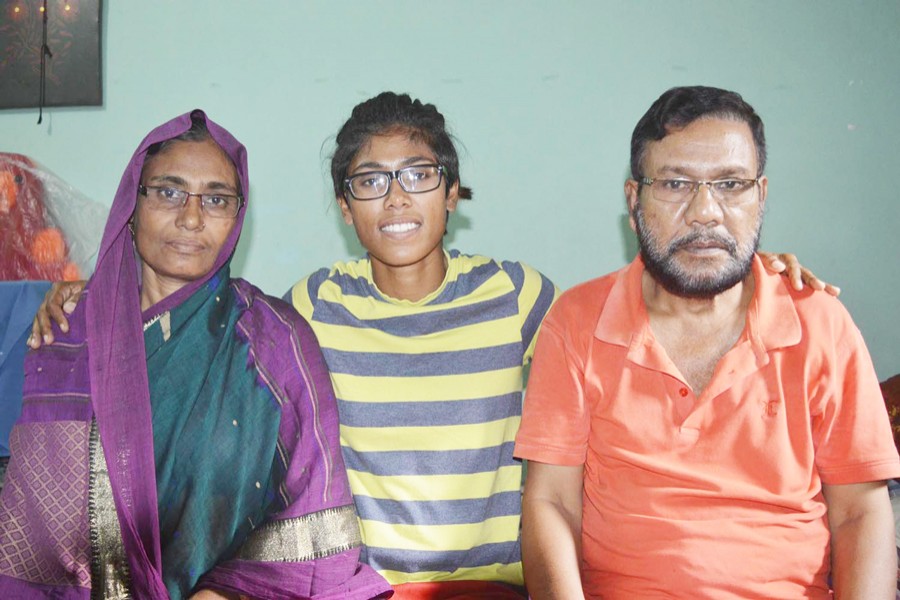 Leg-spinner Fahima Khatun posing with her parents	 	— FE Photo