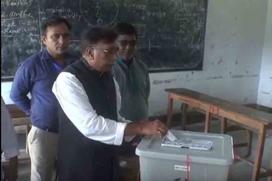 Awami League candidate Prof MA Matin casting his vote at Ulipur MS School and College polling centre around 8 am on Wednesday, July 25, 2018. UNB photo