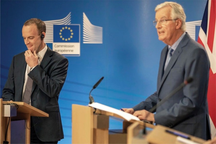 EU's chief Brexit negotiator Michel Barnier (right) and Brexit Secretary Dominic Raab (left) address a joint press conference in Brussels on July 26, 2018: Barnier  rejected the UK's plans for post-Brexit customs arrangements.  	—Photo: AP