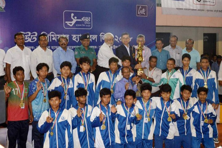 Players of Quantum Foundation team and officials posing with the trophy after winning the Cute Metropolis Premier Division Handball League in the city on Tuesday	— UNB