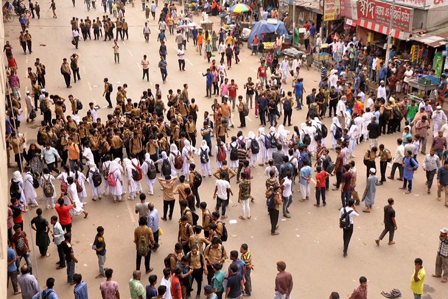 Students took position in Shanir Akhra on Wednesday to protest the deaths of two fellow students in a road accident — Focus Bangla photo