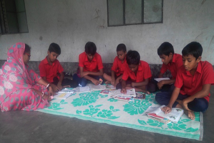 A teacher imparting lessons to inmates of the Sarkari Shishu Paribar in Bagerhat of Khulna  	— UNB Photo