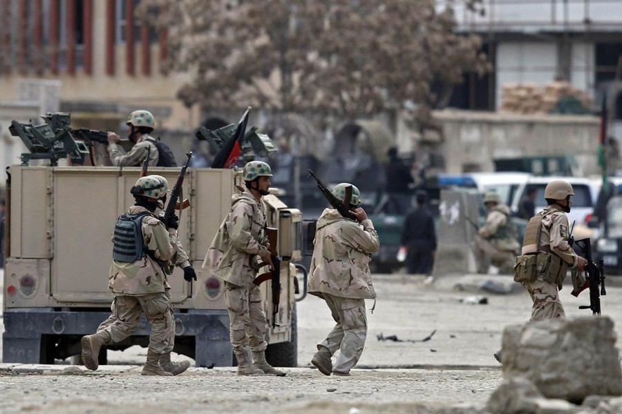 Afghan policemen arrive at the site of an attack in Kabul March 28, 2014 – Reuters