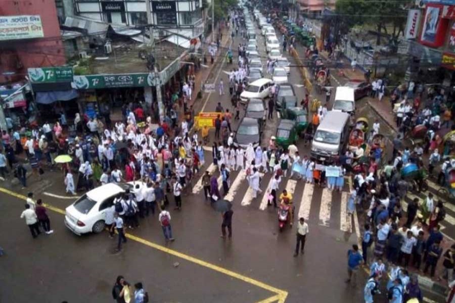 Students return to streets for 7th day