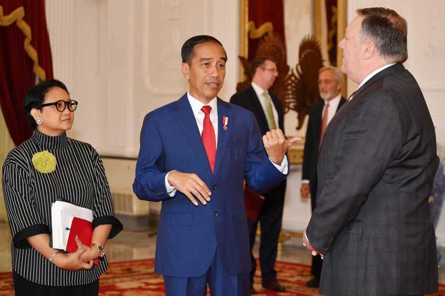 (L-R) Indonesia's Foreign Minister Retno Marsudi stands beside Indonesia's President Joko Widodo as he talks to US Secretary of State Mike Pompeo before their meeting at the Presidential Palace in Jakarta, Indonesia, August 5, 2018. Reuters