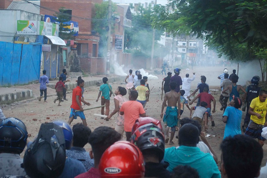 Outsiders carrying out an attack on the East West University students, who were demanding steps to ensure safe roads, at Aftabnagar in the capital on Monday — Collected