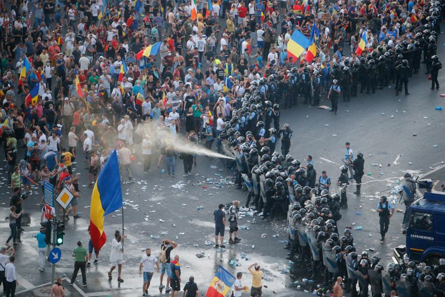 Police use pepper spray during a demonstration in Bucharest, Romania, August 10, 2018 - Inquam Photos/Adriana Neagoe via Reuters
