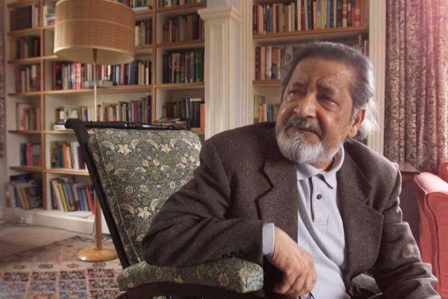 British author VS Naipaul at his home near Salisbury, Wiltshire, October 11, 2001 after it was announced that he has been awarded the Nobel Prize for Literature. Reuters/Files